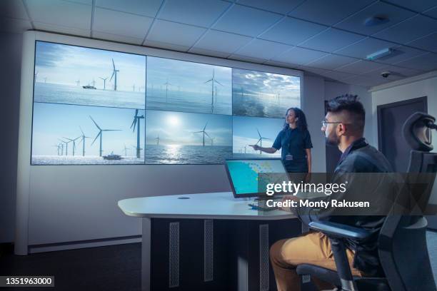 uk, york, male and female operators in offshore wind farm control room - kontrollraum stock-fotos und bilder