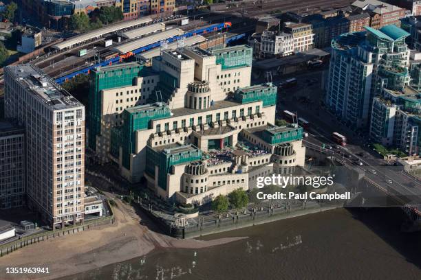 uk, london, aerial view of secret intelligence service headquarters - headquarters of the british secret intelligence service stock-fotos und bilder