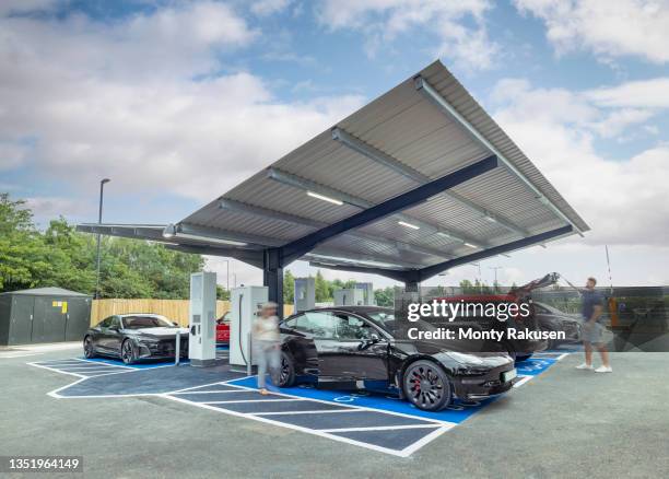 uk, york, people charging their electric cars at charging station - estación de carga eléctrica fotografías e imágenes de stock