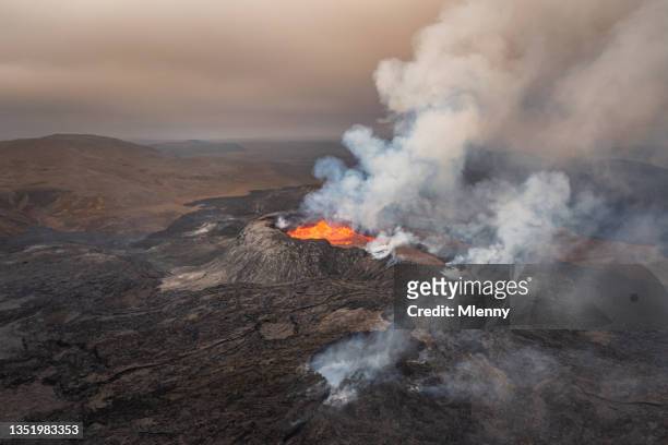 vulkan island vulkan fagradalsfjall krater vulkanausbruch - eruption stock-fotos und bilder
