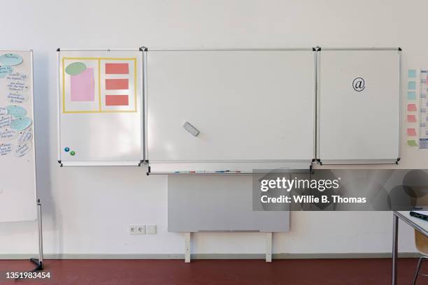 blank whiteboard in high schoo l classroom - lavagna bianca foto e immagini stock