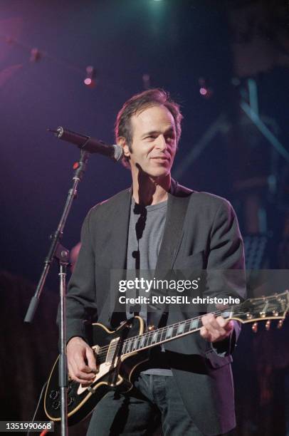 Portrait de l'auteur-compositeur-interprète français Jean-Jacques Goldman lors du concert "Les enfants de la terre" au Zénith de Paris.