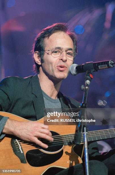 Portrait de l'auteur-compositeur-interprète français Jean-Jacques Goldman lors du concert "Les enfants de la terre" au Zénith de Paris.