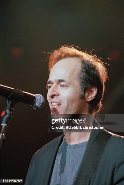 Portrait de l'auteur-compositeur-interprète français Jean-Jacques Goldman lors du concert "Les enfants de la terre" au Zénith de Paris.