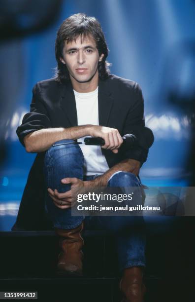 Portrait de l’auteur-compositeur-interprète français Jean-Jacques Goldman.
