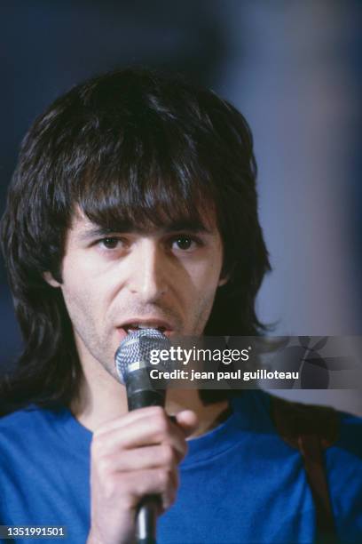 Portrait de l’auteur-compositeur-interprète français Jean-Jacques Goldman.