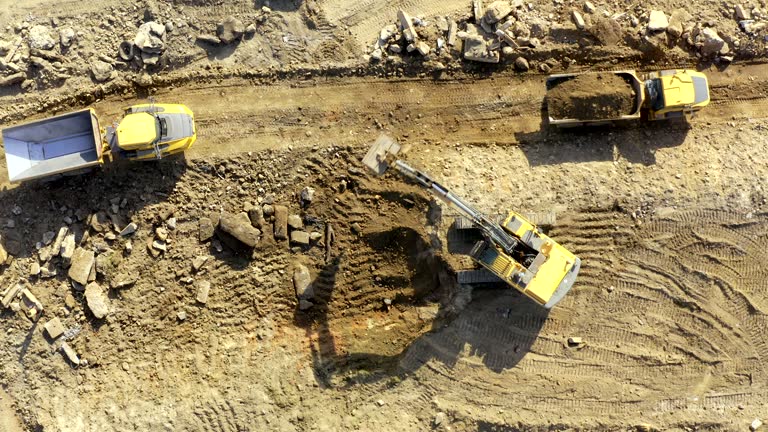 https://media.gettyimages.com/id/1352003729/video/4k-video-footage-of-a-crane-dumping-sand-into-a-mining-quarry-truck.jpg?b=1&s=640x640&k=20&c=LiAo8bgubZitD1uMDNV6EEmCQOPvb-GU9NarADi5EM0=