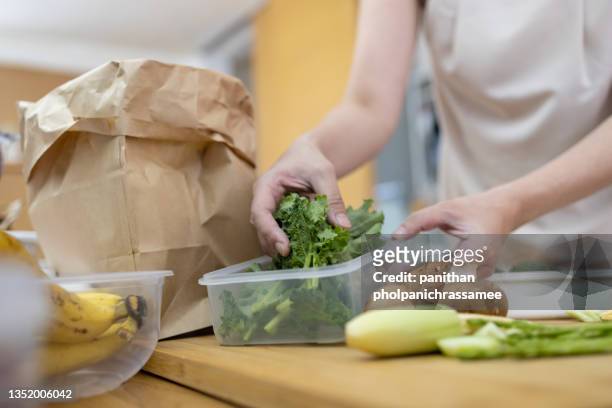 vegetable food waste in the home. - restos - fotografias e filmes do acervo