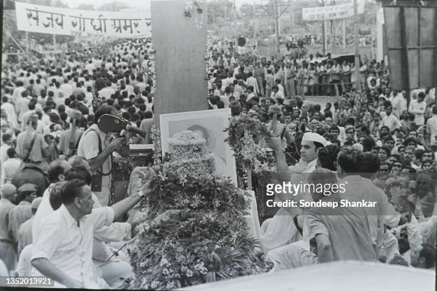 Rajiv Gandhi accompany the urn containing mortal remains of Sanjay Gandhi being carried in a procession for for immersion at Sangam, the confluence...