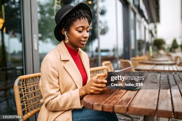 frau bei kaffeepause im outdoor-café - business person ipad travel stock-fotos und bilder