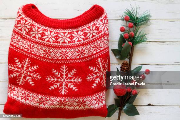 christmas jumper and a bunch of red berry - クリスマスセーター ストックフォトと画像
