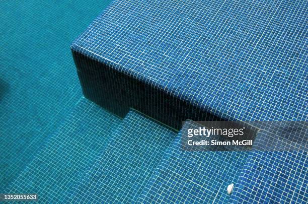 tiled steps down into an infinity pool - plastic pool stock-fotos und bilder