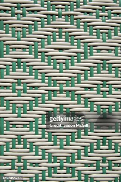 two-tone green and white diamond weave pattern on plastic rattan/wicker outdoor furniture - acapulco chair stockfoto's en -beelden