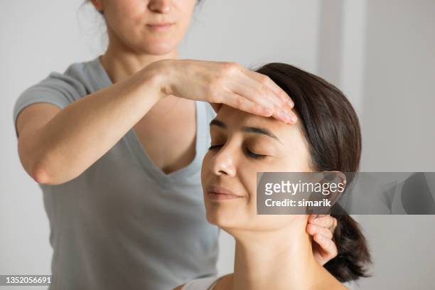 head massage - relaxation therapy stock pictures, royalty-free photos & images