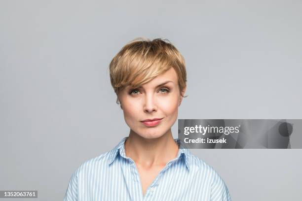 headshot d’une jeune femme d’affaires confiante - sourire narquois photos et images de collection