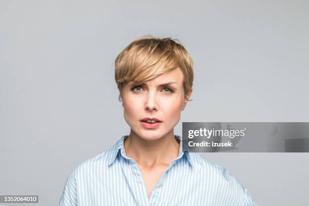headshot der unzufriedenen jungen geschäftsfrau - angry woman with short hair stock-fotos und bilder