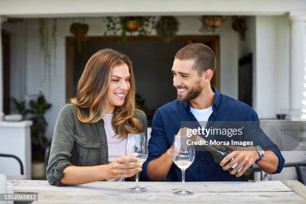 feliz pareja disfrutando del vino en casa en el encierro - african open day two fotografías e imágenes de stock