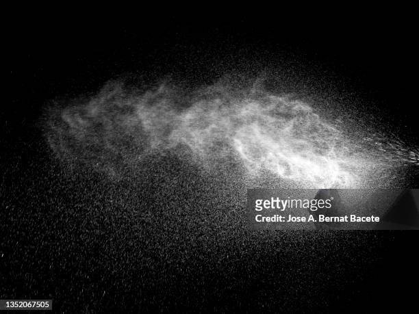 drops of a jet of water under pressure on a black background. - spraydose stock-fotos und bilder