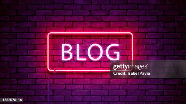 blog sign in neon lights - bloggen stockfoto's en -beelden