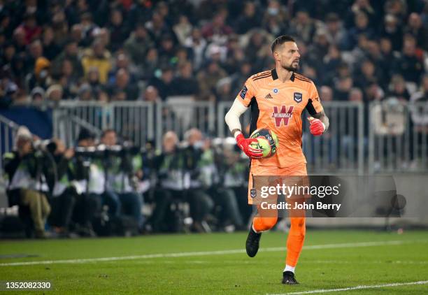 Goalkeeper of Bordeaux Benoit Costil during the Ligue 1 Uber Eats match between Girondins de Bordeaux and Paris Saint-Germain at Stade Matmut...