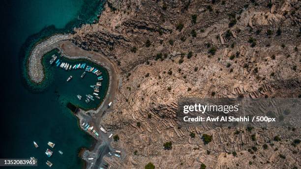 aerial view of boats moored at beach,musandam,oman - reading v oman stock-fotos und bilder