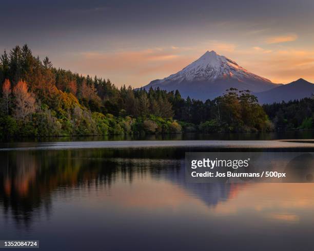 scenic view of lake by snowcapped mountains against sky during sunset,burgess park,new zealand - north island new zealand 個照片及圖片檔