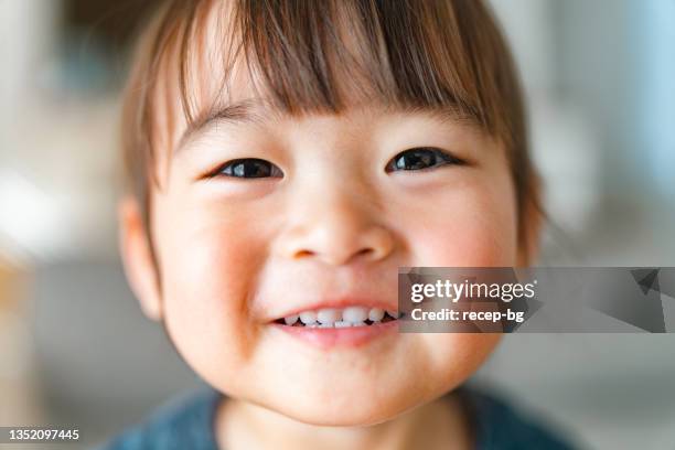 portrait d’une petite fille dans le salon à la maison - japanese baby photos et images de collection