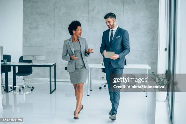 business conversation in the office. - african american woman with tablet stockfoto's en -beelden