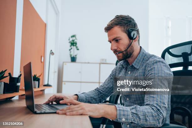 call center worker. - call center agents stockfoto's en -beelden