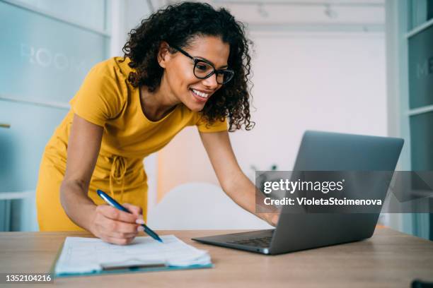 Computer Filling Filling Out Form Laptop Photos and Premium High Res Pictures - Getty Images