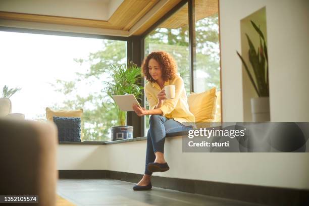 ver la televisión de ponerse al día - window seat fotografías e imágenes de stock