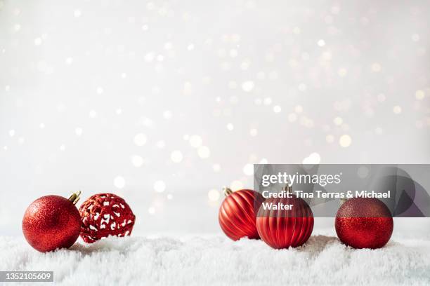 several red christmas tree baubles on white background. christmas. - christmas tree photos et images de collection