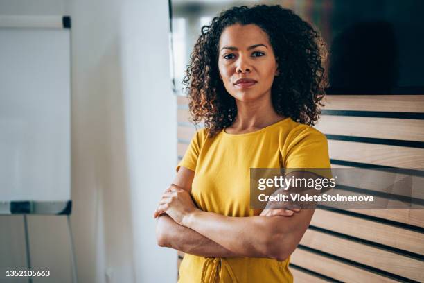 selbstbewusste geschäftsfrau im modernen büro. - african american woman serious stock-fotos und bilder