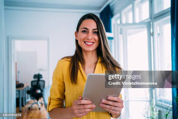 selbstbewusste geschäftsfrau im modernen büro. - woman smiling using digital tablet stock-fotos und bilder
