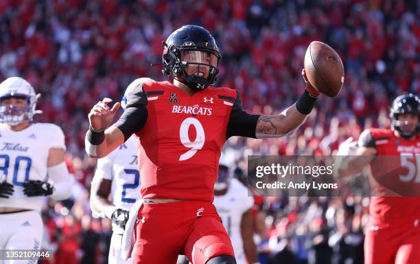 Desmond Ridder of the Cincinnati Bearcats runs for a touchdown against Tulsa Golden Hurricane at Nippert Stadium on November 06, 2021 in Cincinnati,...