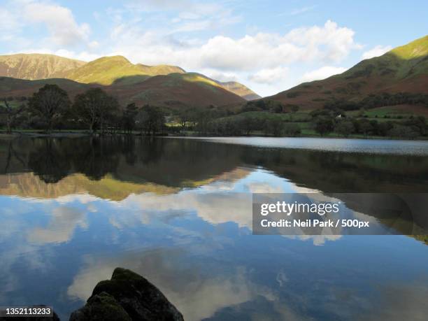 scenic view of lake and mountains against sky,buttermere,cockermouth,united kingdom,uk - cockermouth fotografías e imágenes de stock