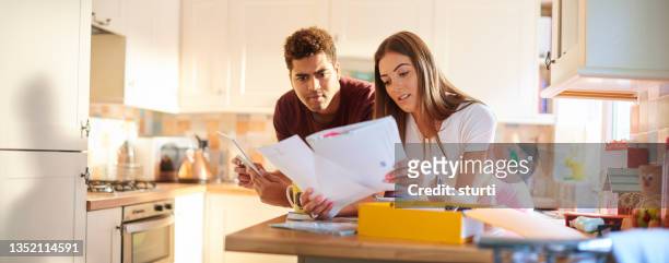 junges paar plaudert über hausfinanzen - mortgage financing stock-fotos und bilder