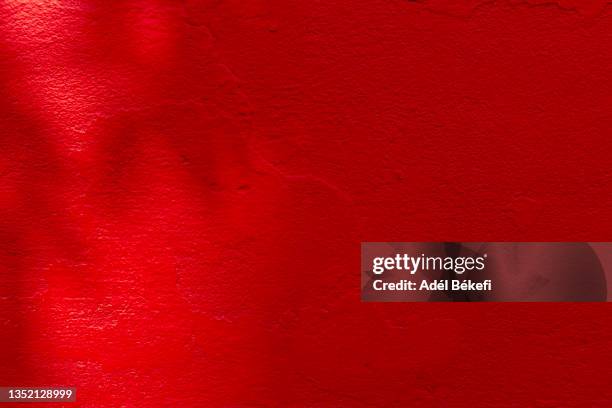 red wall - shadow wall stock-fotos und bilder