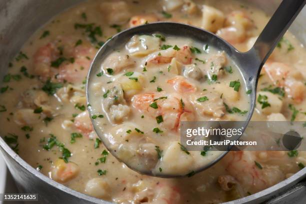 new england style seafood chowder - new england clam chowder imagens e fotografias de stock