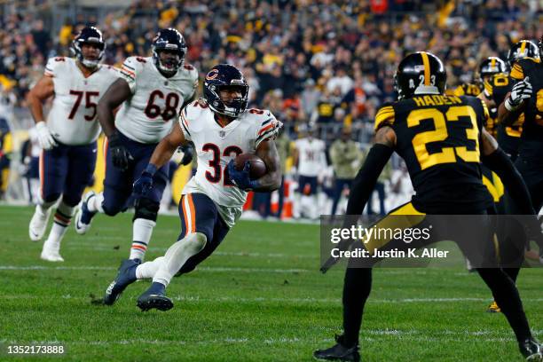 Running back David Montgomery of the Chicago Bears runs the ball down the field against the Pittsburgh Steelers during the second half at Heinz Field...