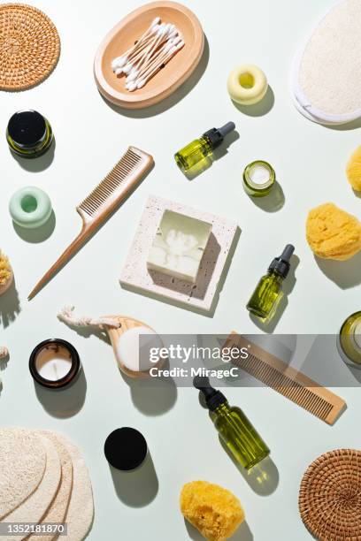 eco friendly bathroom items for body and skin care - cosmétologie photos et images de collection