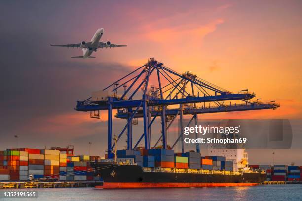 airplanes flying over container terminals import-export - floating piers ストックフォトと画像