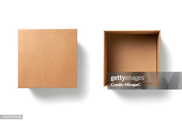 empty cardboard box isolated on white - conditionnement photos et images de collection