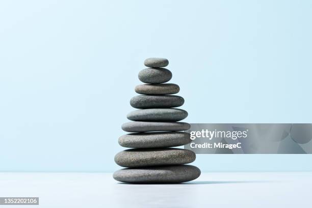 natural gray pebbles stacked in order of size - stability stockfoto's en -beelden