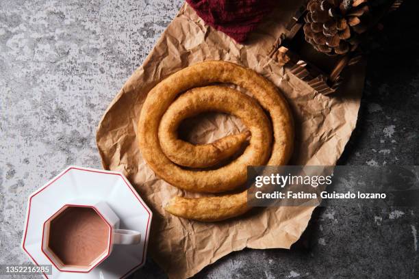 desayuno típico de españa de churros con chocolate - chocolate con churros stock-fotos und bilder