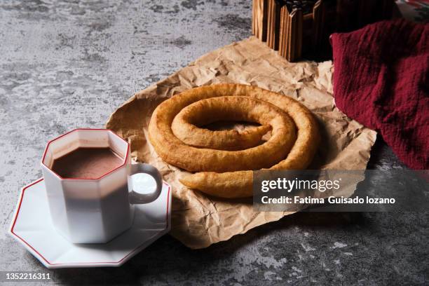 desayuno típico de españa de churros con chocolate - chocolate con churros stock-fotos und bilder