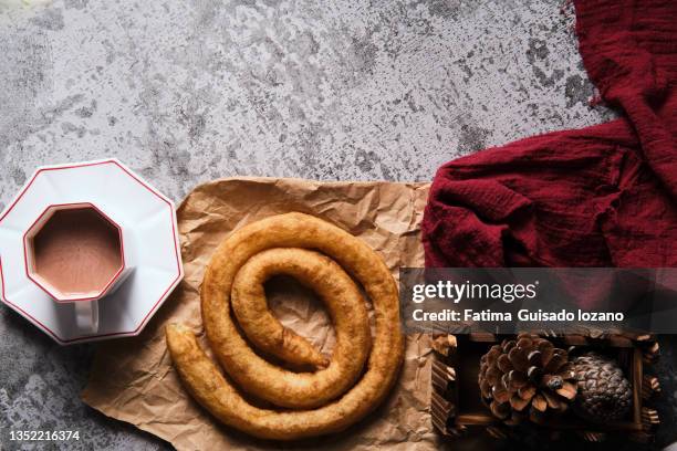 desayuno típico de españa de churros con chocolate - chocolate con churros stock pictures, royalty-free photos & images