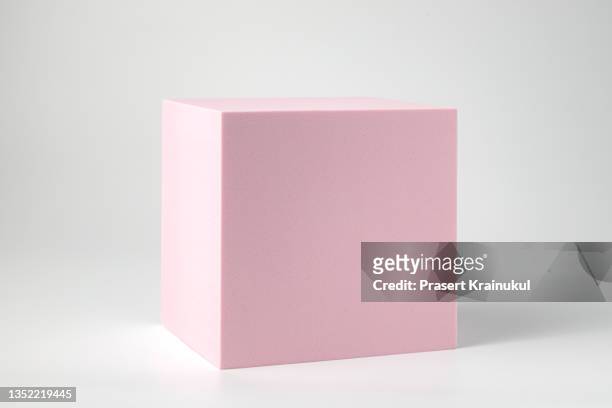 square box for mock up presentation in pink color with copy space on gray background - platform shoe stockfoto's en -beelden