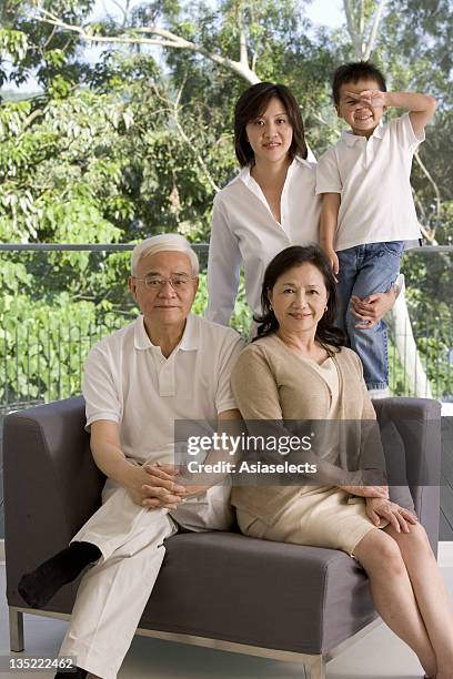 portrait of a family - front view portrait of four children sitting on rock stock-fotos und bilder