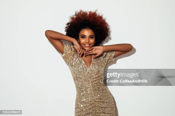 belle femme afro avec un maquillage parfait portant une robe brillante - courtisane rôle social photos et images de collection